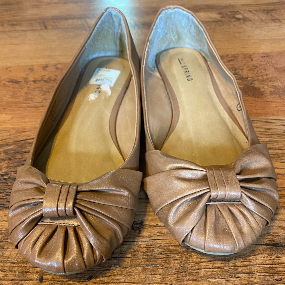 Nude/tan flats